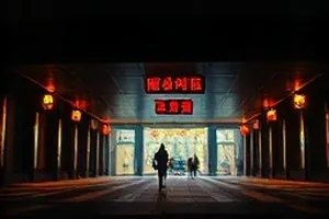 《旧唱片修理铺》店内唱片架与工作台